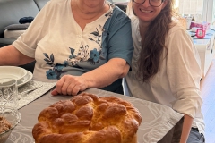 Slava it begins. Super entspannt.  Ihr Tag ich mache für sie. Wie früher mit Oma. Just being. Baum gekauft. Kindliche Freude.